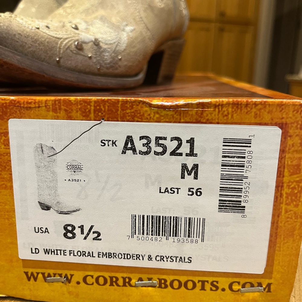 Women’s Corral White Floral Embroidery & Crystals Boots 8 1/2 - Picture 6 of 6